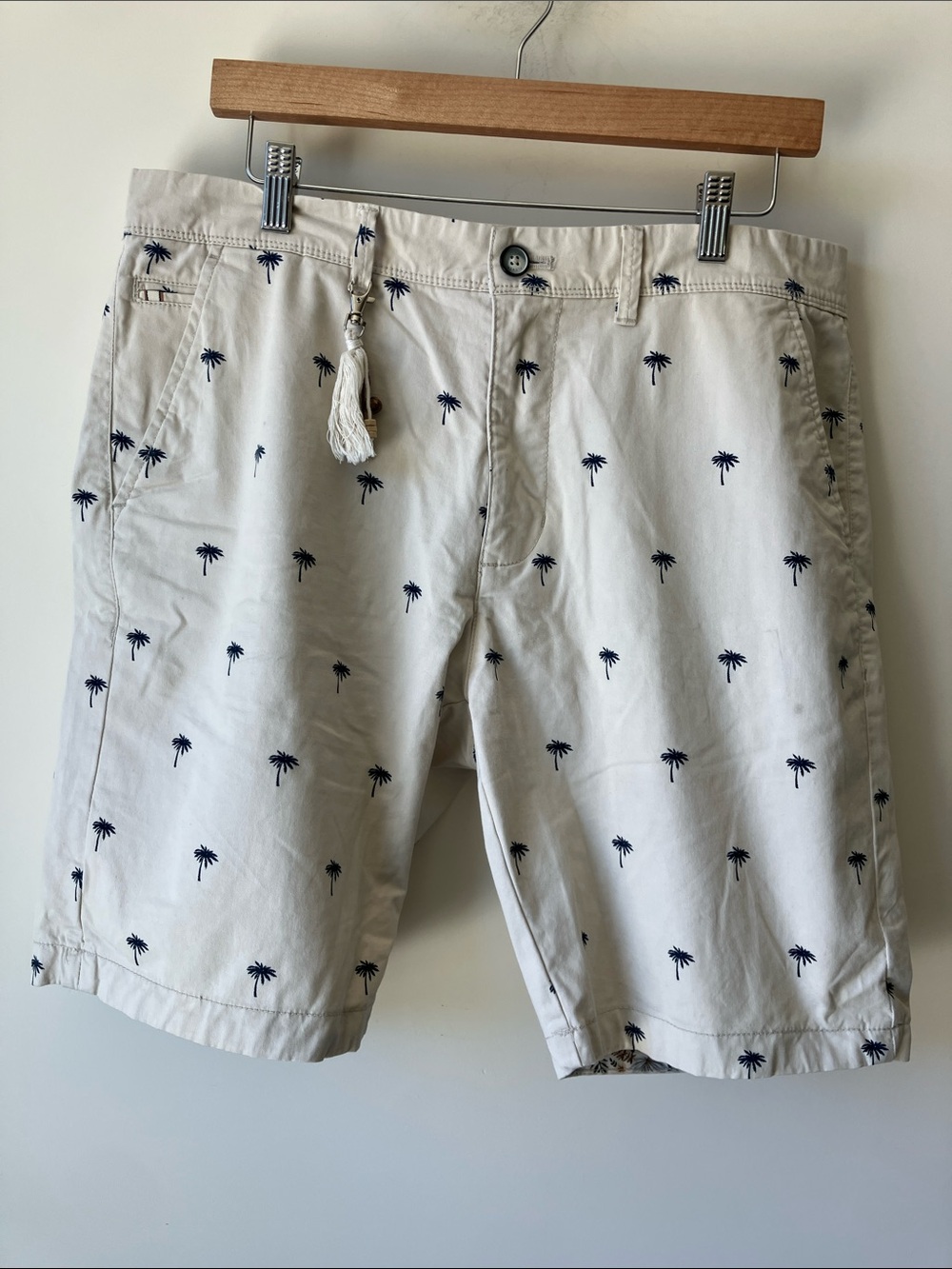 DENIM & FLOWER Ricky Singh Tan Flat Front Shorts w/ Navy Palm Tree Print Size 34